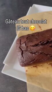 Pour les fans de gâteau au chocolat, voici une super recette #igbas, pauvre en sucre ajouté et optimisé en graisses 🤗
.
De quoi se faire vraiment plaisir sans arrière pensée 🤪
.
La recette en vidéo et en commentaire
.
Pensez à couper votre gâteau en tranches, à le congeler et à le décongeler au grillé pain 👍
.
#marielaureandre #passionnutrition #programmeigbas #gateauauchocolat